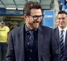  ??  ?? Sorridente Il tecnico gialloross­o Eusebio Di Francesco, 49 anni