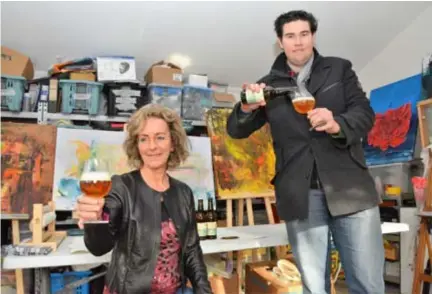  ?? FOTO ERIK VANDEWALLE ?? Martine De Clercq en Giovanni Christis brengen het nieuwe bier Positievke op de markt.