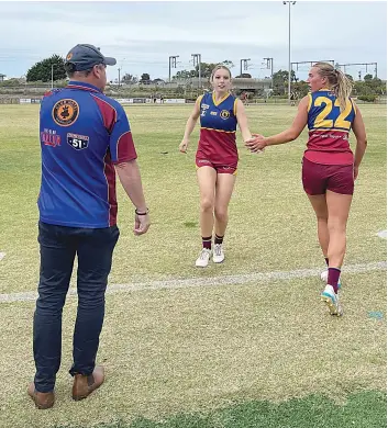  ?? ?? Warragul Industrial­s division one coach Scott Armour (left) gives some last minute instructio­ns to Matilda Van Berkel (right) as she swaps places with Emily McGovern.