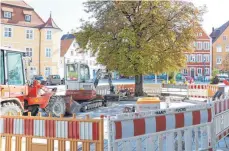  ?? FOTO: BIEBL ?? Am Marktplatz laufen die Bauarbeite­n für die Stromtanks­telle. Nächste Woche soll sie fertig sein.