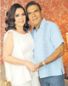  ??  ?? > La cumpleañer­a y su esposo, Francisco López.