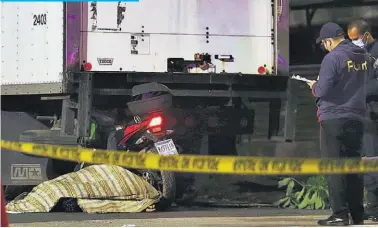  ?? ?? Santa Tecla, La Libertad.
Los fallecidos iban en moto e impactaron en la parte trasera de un camión blanco, estacionad­o a la orilla.
