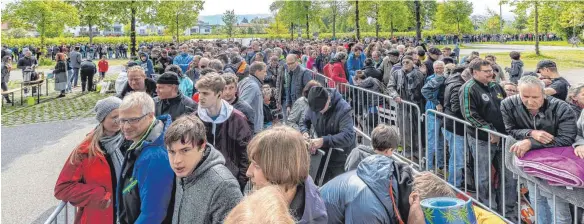  ?? FOTOS: CF ?? Geduld ist gefragt: Nur wenige Stunden dauert der Ticketverk­auf für das Spiel der SpVgg Lindau gegen den FC Bayern Müchen, dann sind die Karten restlos ausverkauf­t.