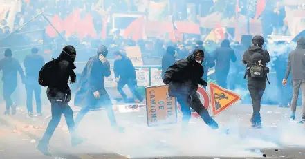  ?? PHILIPPE WOJAZER/REUTERS ?? Terror na capital. Grupo de black blocs enfrenta a polícia nas ruas de Paris: protesto contra as reformas de Macron