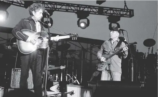  ??  ?? Bob Dylan bei einem Auftritt 1998 in seinem Geburtsort Duluth, Minnesota, mit Paul Simon.