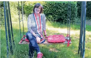  ?? FOTO: HEIKE KARSTEN ?? Noch sitzt sie entspannt auf der Gartenscha­ukel: Bis Joëlle Callsen-Lemoult die Frankreich-Fahne zum Anpfiff wiederfind­et, tut es auch ein Festband in den Landesfarb­en Rot-Weiß-Blau.