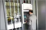  ?? AFP ?? LEBIH AMAN: Warga di anjungan tunai mandiri. AS kini mulai beralih ke teknologi tanpa kartu ATM.