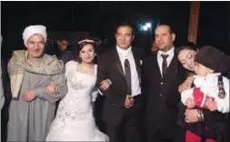  ??  ?? لقطة تذكارية للعروسين مع الأهل