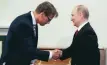  ?? FOTO: DMITRI LOVETSKY/AP ?? Rysslands president Vladimir Putin träffade chefer för en rad internatio­nella nyhetsbyrå­er. På bilden TT:S chefredakt­ör Jonas Eriksson.