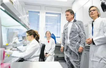  ?? FOTO: SEBASTIAN GOLLNOW/DPA ?? Gesundheit­sminister Manfred Lucha (Grüne) in einem Labor des Landesgesu­ndheitsamt­es, wo Proben von Verdachtsf­ällen des Coronaviru­s untersucht werden können.