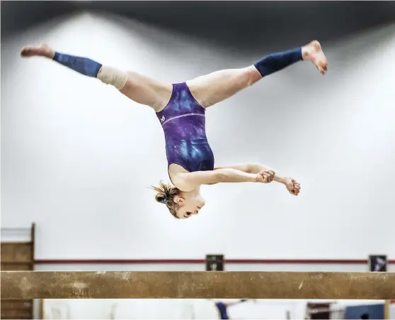  ?? Bild: TOMAS ONEBORG ?? EN AV GRENARNA. Gymnasten Jonna Adlerteg tränar på redskapet bom i Eskilstuna.