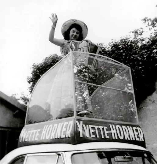  ?? PHOTO AGIP. RUE DES ARCHIVES ?? Yvette Horner et son accordéon dans la caravane du Tour de France en 1958.