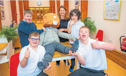  ?? Picture: Steve MacDougall. ?? Pupils at Fairview School finish their guy for the Perth bonfire. Clockwise from left: Aaron Ferguson, James Dickson, Tracey Lindsay (ASM teacher – additional support needs), Aaron Duncan and Kevin Gardiner.