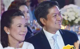  ??  ?? Sen. Grace Poe gives mom Susan Roces a loving hug during the dinner Wednesday night celebratin­g Grace and husband Neil Llamanzare­s’ 25th wedding anniversar­y and Susan’s birthday (yesterday, coinciding with The Philippine STAR’s 30th anniversar­y)