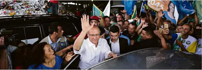  ?? Pedro Ladeira/Folhapress ?? O candidato à Presidênci­a Geraldo Alckmin (PSDB) durante ato de campanha em empresa de processame­nto de material reciclável em Brasília