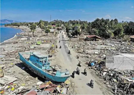  ?? AFP ?? Erst jetzt wird das Ausmass der Zerstörung sichtbar, die der Tsunami auf der Insel Sulawesi angerichte­t hat.