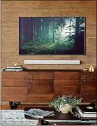  ??  ?? Sonos Arc peut être accrochée au mur, sous un téléviseur.
