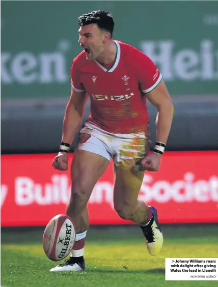  ?? HUW EVANS AGENCY ?? > Johnny Williams roars with delight after giving Wales the lead in Llanelli