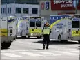  ?? (Photo AFP) ?? Plusieurs ambulances ont été déployées pour évacuer les blessés.