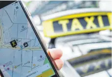  ?? FOTO: DPA ?? Moderne Technik verändert auch die Nutzung von Taxis und anderen Fahrdienst­leistern. Der Verkehrsmi­nister will darauf reagieren. Das Taxigewerb­e dürfte dadurch allerdings unter Druck geraten.