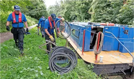  ?? Pics: Barbara Evripidou/canal & River Trust ?? Boat crews collect rubbish along the Kennet and Avon Canal