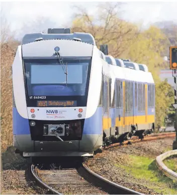  ?? RP-FOTO: ARMIN FISCHER ?? Ein Zug der Regionalba­hn (RB) 31 verlässt gerade den Xantener Bahnhof und fährt in Richtung Alpen, Rheinberg, Moers und Duisburg.