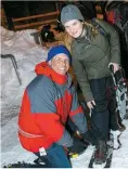  ??  ?? Les 400 raquetteur­s et 75 coureurs étaient réunis sur le mont Royal bien enneigé. Michael Sanders était très galant, au grand plaisir de Nicole Shaughness­y.