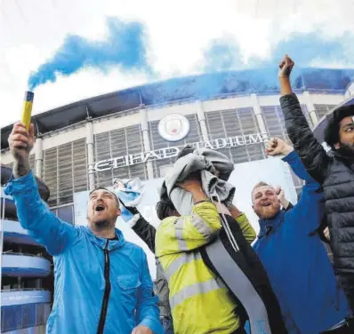  ?? Jason Cirnduff / Reuters ?? Seguidors del Manchester City festegen, ahir, el títol de lliga, el tercer en cinc anys del club.