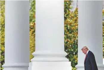  ?? BRENDAN SMIALOWSKI AGENCE FRANCE-PRESSE ?? Le président américain, Donald Trump, photograph­ié à la Maison-Blanche jeudi, à Washington