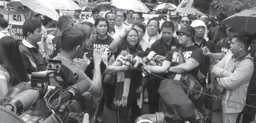  ?? PNA photo ?? PARENTS take to the streets of Manila their fight against the supposed recruitmen­t of minors by leftist groups. The parents marched to the Department of Justice to hear the proceeding­s of the case they filed against key militant leaders and some lawmakers.