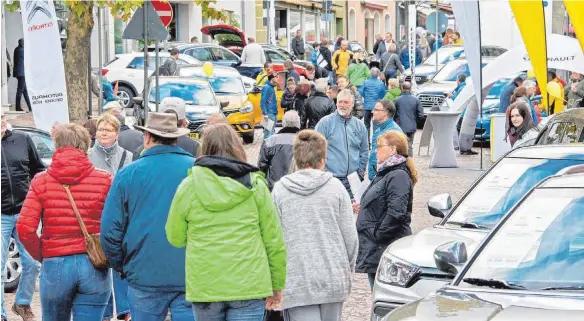  ?? FOTOS: OLAF E. JAHNKE ?? Reger Andrang herrscht trotz des kühlen Windes in der Montfortst­raße.