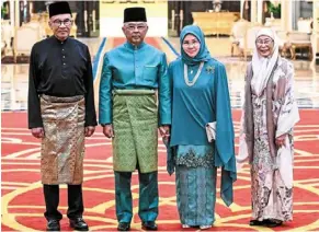  ?? ?? In royal company: (From left) anwar with the King and Queen and anwar’s wife, datuk Seri dr Wan azizah Wan Ismail, after the swearing-in ceremony at the Palace on Thursday. — mohd rasfan/afp