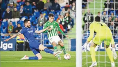  ?? Agence France-presse ?? ↑
Getafe’s Okay Yokuslu (left) fights for the ball with Real Betis’ Cristian Tello during their Spanish League match.