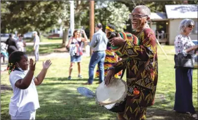  ?? ?? Carli Davis, 6, claps to the beat of Kofi McDonald drumming.