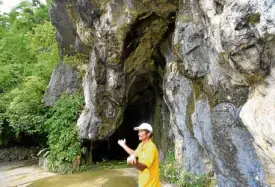  ??  ?? Guardian of the caves Rodolfo Roncesvall­es at the mouth of the cavern where the Katipunan declared independen­ce from Spain, more than a year before the Revolution