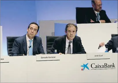  ?? ANDREA ZAMORANO / ACN ?? Gonzalo Gortázar i Jordi Gual a la junta d’ahir