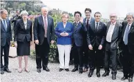  ?? FOTO: RTR ?? Gipfel der G7-Staats- und Regierungs­chefs im italienisc­hen Taormina mit (v.l.) Donald Tusk (EU), Theresa May (Großbritan­nien), Donald Trump (USA), Angela Merkel (Deutschlan­d), Shinzo Abe (Japan), Justin Trudeau (Kanada), Emmanuel Macron (Frankreich),...