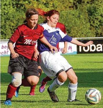  ?? Foto: Julia Prestele ?? 14 Jahre lang trug Barbara Schmid (links) das Trikot des SV Salamander Türkheim. Zur neuen Saison wechselte sie zu ihrem Hei matverein FC Loppenhaus­en zurück – und trifft nun gleich im ersten Spiel auf den Ex Klub.