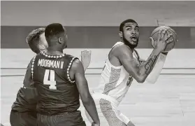  ?? KarenWarre­n / Staff photograph­er ?? When UH playsWichi­ta State onWednesda­y, players like forward Reggie Chaney, right, will enjoy their first game action at Fertitta Center since Dec. 29.