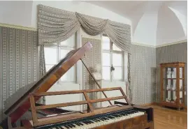  ??  ?? Le château de Brunszick, à Martonvásá­r en Hongrie, abrite un musée Beethoven (photo : la salle de piano).
