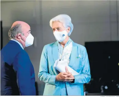  ?? ANDREJ HANZEKOVIC / EFE ?? Luis de Guindos y Christine Lagarde, vicepresid­ente y presidenta del BCE, ayer.