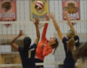  ?? THOMAS NASH — DIGITAL FIRST MEDIA ?? Perkiomen Valley’s Izzy Clauhs (11) splits a shot between two Spring-Ford defenders during the third set of Monday’s match. Perk Valley won in straight sets.