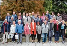  ?? Foto: Peter Schmid ?? Die Mittelneuf­nacher vor dem Parlament in Laval, mit der Abgeordnet­en Valerie Hoy er (vorne Mitte).