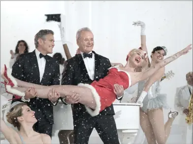  ?? FOTO: ALI GOLDSTEIN/NETFLIX ?? JULSPECIAL. Bill Murray gästas av Miley Cyrus och George Clooney.