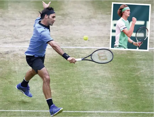  ?? PHOTOS AFP ?? Roger Federer et Alexander Zverev (en mortaise) s’affrontero­nt lors de la finale de Tournoi de Halle.