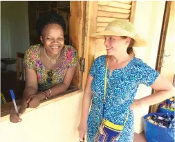  ??  ?? Anu Kantele leder det finska forskarlag­et i Benin. Här samtalar hon med en annan driftig kvinna, programled­aren för samarbetsp­artnern Villa Karo i Benin, Georgette Bango.