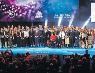  ?? // EFE ?? Una fotografía de familia de los premiados y los organizado­res con el presidente Pedro Sánchez al final de la Gala del Deporte español