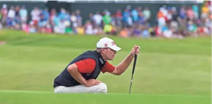  ?? MARK HOFFMAN / MILWAUKEE JOURNAL SENTINEL ?? Wisconsin native Steve Stricker lines up his putt on the 18th green during the final round of the U.S. Open at Erin Hills on Sunday.