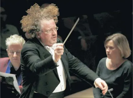  ?? Francine Orr Los Angeles Times ?? FRENCH CONDUCTOR Stéphane Denève leads the Los Angeles Philharmon­ic in performanc­e at Walt Disney Concert Hall on Friday.