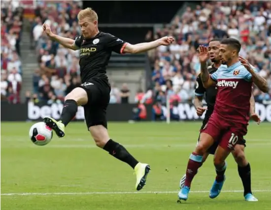  ??  ?? Met een degelijke prestatie, en een assist, speelde Kevin de Bruyne zich weer in de kijker.